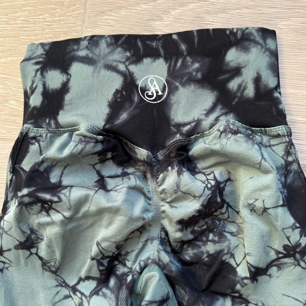 Allure Army Green Tie-Dye Leggings - Small1
Army Green Tie-Dye Leggings - Picture 4 of 5